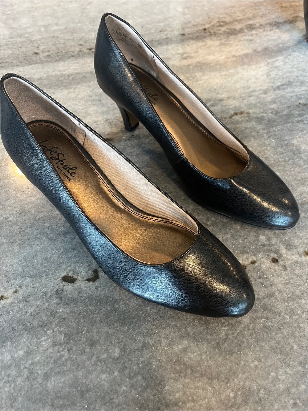 Life Stride Black  Classic Mid-Heel Pumps